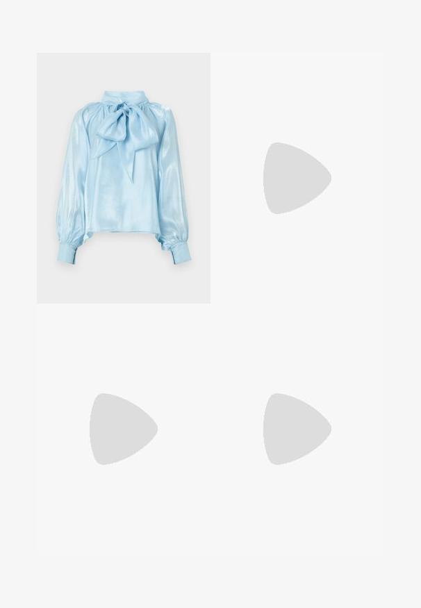 Blusa di raso azzurro chiaro con colletto alto e grande fiocco dettagliato sul collo. Presenta maniche lunghe a sbuffo e polsini aderenti. Texture liscia.; Pantaloni neri su misura con un design a gamba dritta, caratterizzati da una texture liscia e pieghe ben definite sul davanti. Senza hardware visibile.; Tacchi slingback in pelle nera con punta affusolata, caratterizzati da un tacco alto e un accento dorato sulla cinghia regolabile. Texture liscia.; Borsa a mano in pelle nera con un design strutturato, caratterizzata da una forma corta, manico superiore e accessori in metallo dorato. Inclusa tracolla regolabile.