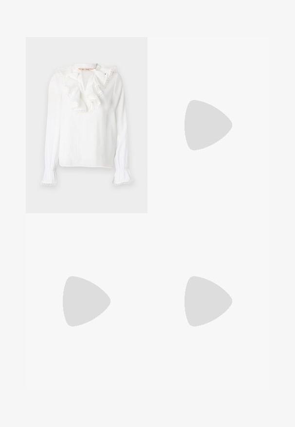 Blusa bianca a maniche lunghe con scollatura arricciata, maniche plissettate e sottili dettagli a ondina. Realizzata in tessuto leggero e testurizzato.; Pantaloni tailored blu navy con taglio dritto, realizzati in tessuto morbido. Presentano passanti per cintura, tasche frontali e un design pulito della vita.; Mocassini in pelle marrone con finitura lucida, caratterizzati da una fibbia dorata decorativa sulla parte anteriore e un tacco basso a blocco. Design classico.; Borsa a spalla in suede marrone con una texture morbida, apertura superiore e una sola tracolla. Presenta una finitura liscia e un design minimale.
