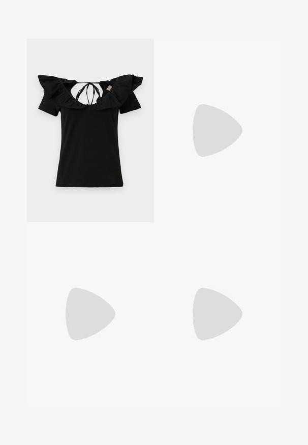 Černé tričko s krátkými rukávy, které má široký volánkový výstřih a vázání na zádech. Hladká textura, klasický střih a minimalistický design.; Černá pletená sukně s vrubkovaným vzorem, žebrovaným pasem a přiléhavým střihem. Materiál vypadá jemně a má strukturu, vhodnou pro volnočasové nošení.; Černé high-heeled sandály mají tenké pásky s uzlovým designem, hladký čtvercový špičku a elegantní jehlový podpatek.; Světle šedá kovová kabelka s řetízkem, zdobená malými kulatými kovovými cvočky a trojúhelníkovým logem značky.