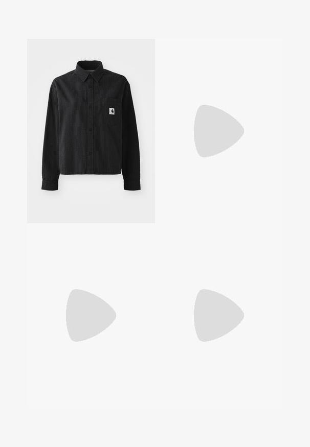 Schwarzes Langarmshirt mit strukturiertem Waffelmuster, Knopfleiste vorne, Kragen und einer Brusttasche mit einem Logo-Patch.; Schwarzes, geripptes Crop-Top aus Baumwolle mit Rundhalsausschnitt und einem pinkfarbenen, gestickten "OBEY"-Logo über der Brust.; Schwarze Denim-Shorts mit ausgebleichtem Finish, fünf Taschen, einem Knopfverschluss und Gürtelschlaufen. Der Stoff hat eine glatte Textur.; Nike Air Force 1 Sneakers im Leopardenmuster mit weißen Schnürsenkeln und Swoosh, ausgestattet mit einer beige Gummisohle und einer strukturierten Oberseite. Weiße Crew-Socken sichtbar.