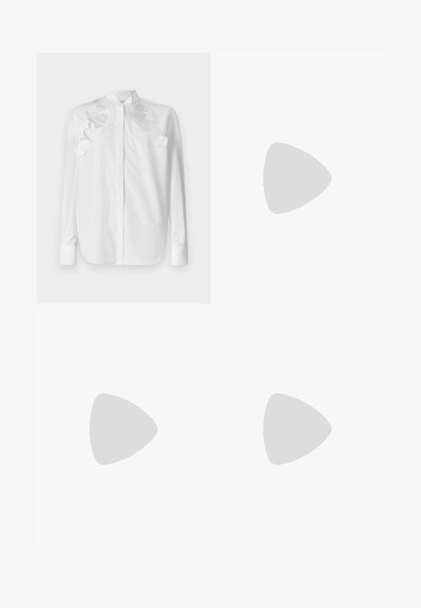 Witte lange mouwen shirt van katoen met een Mandarin kraag. Kenmerkt zich door gelaagde volants op de schouders en een knoopsluiting aan de voorkant.; Witte wijde-broek gemaakt van katoen met een gladde textuur. Voorzien van een knoop aan de voorkant, ritsopening en vierzakkenontwerp.; Zwarte leren sandaal met gouden gespaccenten, voorzien van meerdere banden en een vlakke zool voor open-teenschoen gebruik.; Zwarte leren schoudertas met twee vo pockets, gouden gespen, ritsluiting en een smalle band. Tekstuur oppervlak en compacte rechthoekige vorm.
