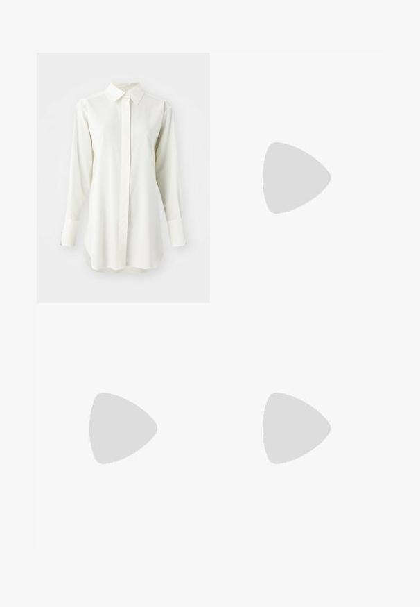 Wit langemouwenshirt met een klassieke kraag, knopenlijst aan de voorkant en rechte zoom. Gemaakt van soepele stof met een iets relaxte pasvorm.; Zwarte op maat gemaakte broek met een recht model, voorzien van een soepele textuur en scherpe plooien aan de voorkant. Geen zichtbare hardware.; Zwarte leren slingback hakken met een spitse neus, voorzien van een slanke hak en een goudkleurige accent op de verstelbare band. Gladde textuur.; Zwarte leren handtas met een gestructureerd ontwerp, featuring een verkorte vorm, bovenhandvat en gouden hardwareaccent. Inclusief verstelbare schouderband.