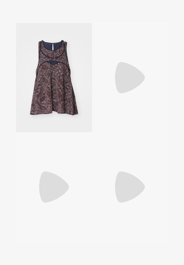 Top sans manches à motifs floraux dans des teintes foncées avec des accents clairs, comprenant un décolleté rond et un détail en trou de serrure au dos, fabriqué en tissu léger.; Pantalon noir ajusté avec une coupe droite, présentant une texture lisse et des plis nets sur le devant. Aucune quincaillerie visible.; Talons hauts en cuir noir avec un bout pointu, dotés d'un talon fin et d'un accent en ton or sur la lanière réglable. Texture lisse.; Sac à main en cuir noir avec un design structuré, featuring une forme cropped, une poignée supérieure et des accents en matériel doré. Bandoulière réglable incluse.
