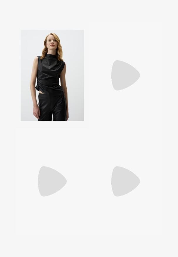 Top senza maniche nero in materiale lucido con colletto alto, caratterizzato da tessuto drappeggiato e uno spacco laterale, abbinato a pantaloni neri coordinati.; Pantaloni neri a gamba dritta, con tasche frontali e spacchi laterali all'orlo. Realizzati in tessuto morbido e liscio. Adatti a diverse occasioni.; Sandali con tacco in vernice nera, con punta squadrata, cinturini alla caviglia e fibbie in argento. Presentano un tacco a blocco spesso per maggiore stabilità.; Borsa tote in pelle nera con texture liscia, forma rettangolare e due manici lunghi. Nessun hardware o decorazione visibile.