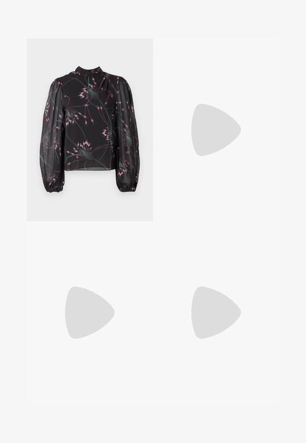 Svart bluse med lange, samlet ermer. Har et blomsterdesign i nyanser av rosa og grønn på et gjennomsiktig stoff. Høy hals. ; Lys blå denim maxi-skjørt med rett design, front knappestenging og synlige sømmer. Har to frontlommer.; Hvite lær sneakers med tykk hvit såle, svart semsket hælforsterkning og preget logo på siden. Snøresystem med seks hull.; Store svarte solbriller i overdimensjonert størrelse med geometrisk form, med mørke linser og en kontrasterende grå detalj på rammen. Logo på armen.