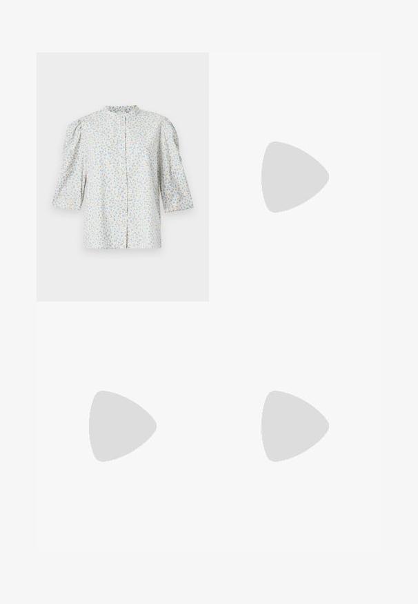 Camicia a bottoni floreale con maniche a palloncino, motivo di fiori in blu chiaro e beige su sfondo bianco, collo rotondo e trama morbida.; Pantaloni neri a gamba larga con vita alta, dettagli con bottoni in vita e pieghe frontali.; Pump in pelle nera con punta affusolata e tacco basso a blocco. Presenta una cinghia alla caviglia con una fibbia in tonalità oro. Texture liscia.; Borsa tote in pelle nera con texture liscia, forma strutturata, due manici e un evidente dettaglio in fibbia argentata sul davanti.