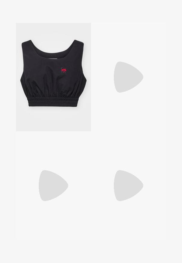 Svart cropped tank topp med scoop-halsutskärning, rynkad midja och en liten röd och svart DKNY-logga på framsidan. Slen tekstur.; Sorte skreddersydde bukser med rett silhuett, med en glatt tekstur og klare pressede bretter foran. Ingen synlig maskinvare.; Svart spiss tå slingback-sko med lav hæl, laget av jevnt skinnmateriale og med utskåret design på siden for pusteevne.; Svart lær skulderveske med en myk tekstur, trekantet form og justerbar stropp, kombinert med en lyseblå stripete skjorte og hvite bukser.