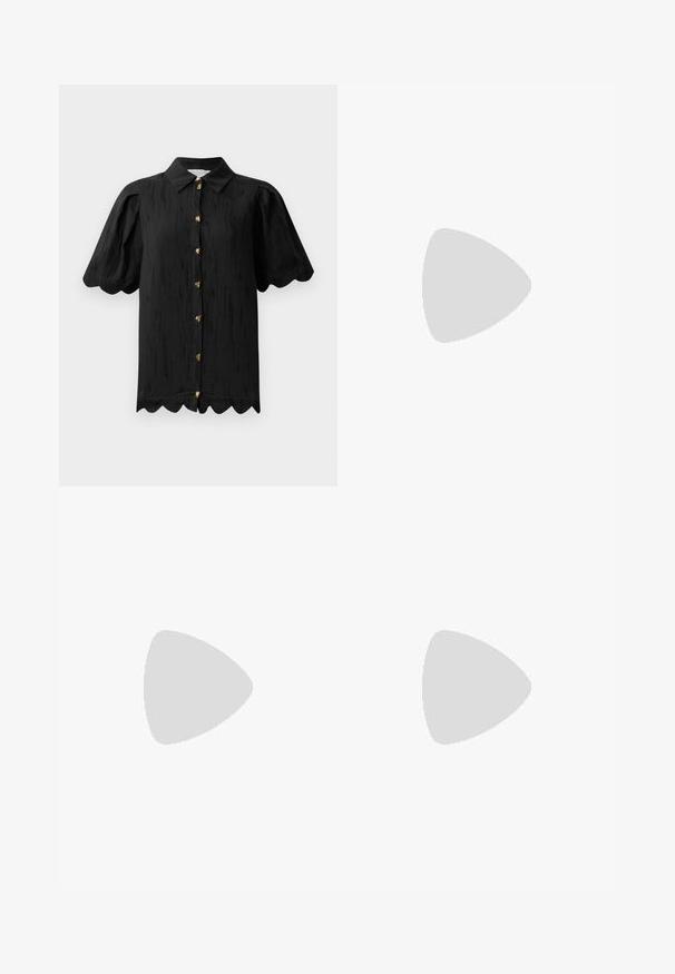 Hofmann Copenhagen MARABELLE - Cămașă - black; Fustă midi tricotată albă, cu un model texturat ce include linii verticale și detalii decupate aproape de tiv. Talie elastică. Material moale.; Balerini din piele neagră, cu vârf rotund, textură netedă, detalii de cusătură minimale și un design al tălpii flexibil.; Geantă de piele maro cu închidere tip capac, accesorii de culoare aurie, curea de umăr și o textură netedă. Formă compactă și rectangulară.