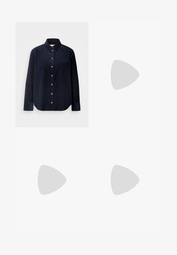 Marc O'Polo BLOUSE A SHAPE LONGSLEEVE COLLAR SOLID - Košilová halenka  - deep blue sea; Krémové kalhoty s širokými nohavicemi vyrobené z hladkého materiálu, s předními záhyby, upraveným pasem a postranními kapsami. Čistý lem.; Bílé kotníkové boty vyrobené z hladké kůže, s špičatou špičkou a krátkým, zúženým podpatkem. Vyznačují se minimalistickým designem a bezešovým svrškem.; Hnědá semišová kabelka se skládáním, s jedním světlým koženým popruhem a decentním zlatým logem na přední straně.