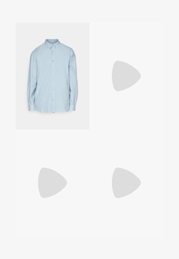 Camisa de botón azul clara hecha de algodón, con cuello clásico, mangas largas y un pequeño logo en el pecho. Textura suave.; Camiseta blanca de algodón con cuello redondo, mangas cortas y un bolsillo en el pecho que presenta un parche con logo. Diseño minimalista y textura sin costuras.; Pantalones cargo de algodón blancos con un corte relajado. Las características incluyen bolsillos frontales, detalles en dorado y secciones de rodilla reforzadas.; Zapatillas con parte superior de cuero crema y gamuza azul marino, que presentan una suela de aire visible, suela de goma beige y un acento rojo en el talón.