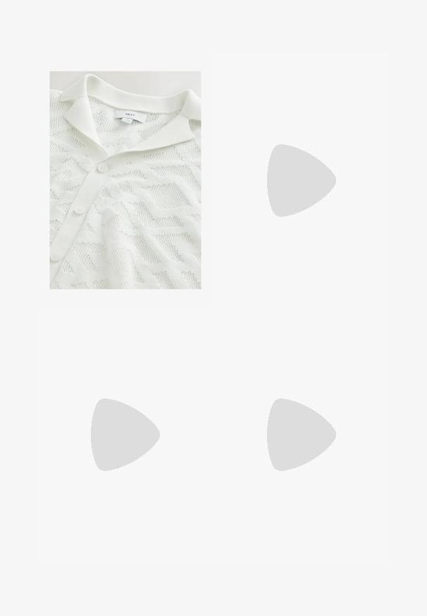 Bílý pletený cardigan s texturovaným geometrickým vzorem, s límečkem polo a třemi knoflíkovými uzávěry vpředu.; Bílé lněné kalhoty s elastickým pasem a stahovací šňůrkou, širokým střihem a čistými švy. Hladká textura s volnějším střihem.; Bílé kožené tenisky s texturovanou gumovou špičkou, třemi postranními pruhy a polstrovaným límcem. Ploché bílé tkaničky a minimalistický design.; Sluneční brýle s kovovým rámem a oválnými zelenými skly. Tenký stříbrný kovový rám a černé chrániče uší. Minimalistický design, žádné viditelné logo.