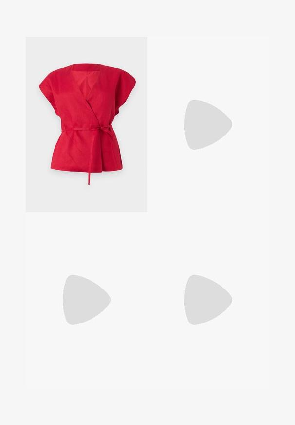 Rotes Leinen-Wrap-Top mit kurzen Ärmeln, V-Ausschnitt und einem gebundenen Gürtel in der Taille; glatte Textur und klare Linien.; Weite Jeans aus Denim in Mittelblau, mit hoher Taille, Knopfverschluss und kontrastierenden vertikalen Nahtdetails an der Vorderseite.; Weiße High-Heel-Sandale mit einem klobigen Absatz, die über ein Riemchendesign und ein Knöchelband verfügt. Glatte Textur mit einer Plattform vorne für zusätzliche Höhe.; Weiße Schultertasche mit texturierter Oberfläche, zentralem Schnallenakzent und geschwungener Form. Reißverschluss an beiden Seiten.