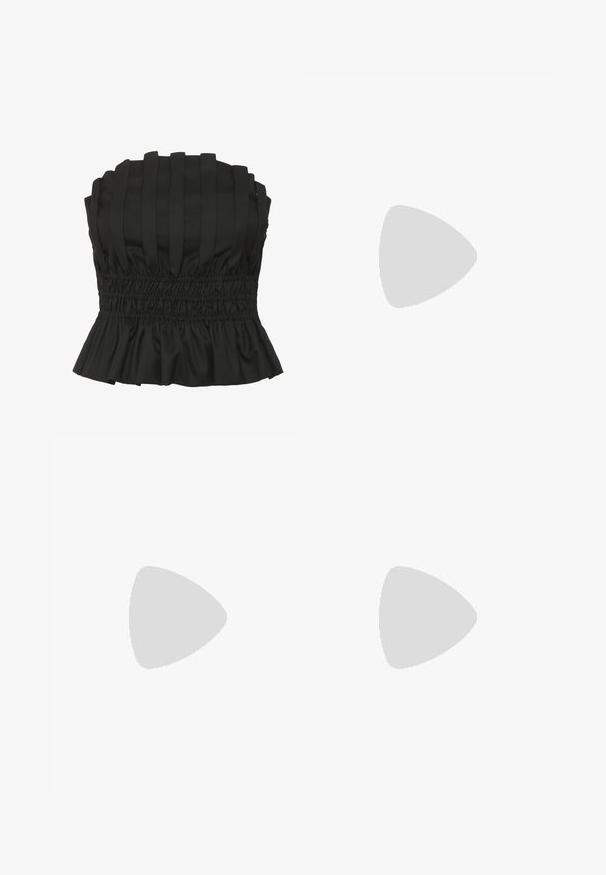 Crna top majica bez naramenica koja se ističe vertikalnim nabranicama, gumiranim strukom i volanastim rubom. Izrađena od teksturiranog materijala za usku siluetu.; Crne široke hlače izrađene od lagane tkanine, s prednjim zatvaranjem na dugme i ravnim prednjim dijelom, sa uredno šivenim rubovima.; Sportske cipele s gornjištem od bijele kože, sivi suedinasti nos i tri crne pruge. Imaju plavi logo na jeziku i teksturiranu gumenu podlogu.; Smeđa kožna torba za rame s zakrivljenim oblikom, zlatnim dijelovima, detaljem gornjeg kopčanja i naglaskom na logu. Glatka tekstura s ušivenim rubovima.