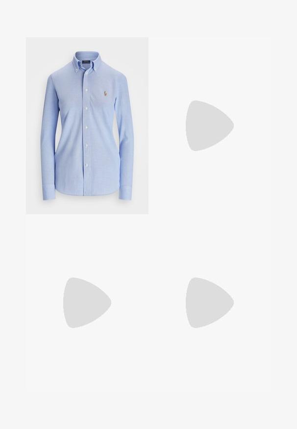 Svijetloplava košulja s dugim rukavima, uskim ovratnikom i izvezenim logotipom na prsima. Izrađena od teksturirane tkanine.; Bela dolga majica z dolgimi rokavi, bombažni material, okrogla neckline, z majhnim mornarsko modrim logotipom na levem prsnem delu. Preprost dizajn, običajen kroj.; Modre jeans hlače z zmerno visokim pasom, petimi žepi in strganim delom na desnem kolenu.; Bele športne copate iz belega usnja z gladko površino, mornarsko modrimi detajli in majhnim logotipom na strani. Imajo ravne vezalke in teksturiran gumijast podplat.