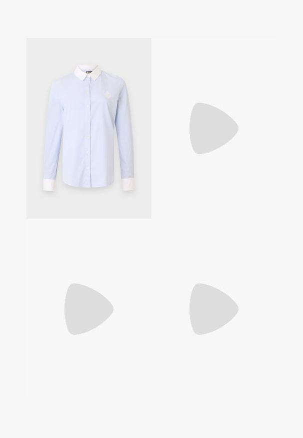 Camisa de botones de rayas azul claro con cuello y puños blancos. Presenta mangas largas y un logo bordado en el pecho.; Pantalones negros ajustados hechos de una tela suave, con un diseño de pierna recta y dos bolsillos laterales. Construcción elegante y minimalista.; Bailarina de piel negra con punta redondeada, textura suave, detalle de costura minimalista y diseño de suela flexible.; Bolso de mano de cuero marrón con cierre de solapa, herrajes en tono dorado, correa para el hombro y una textura suave. Forma rectangular compacta.