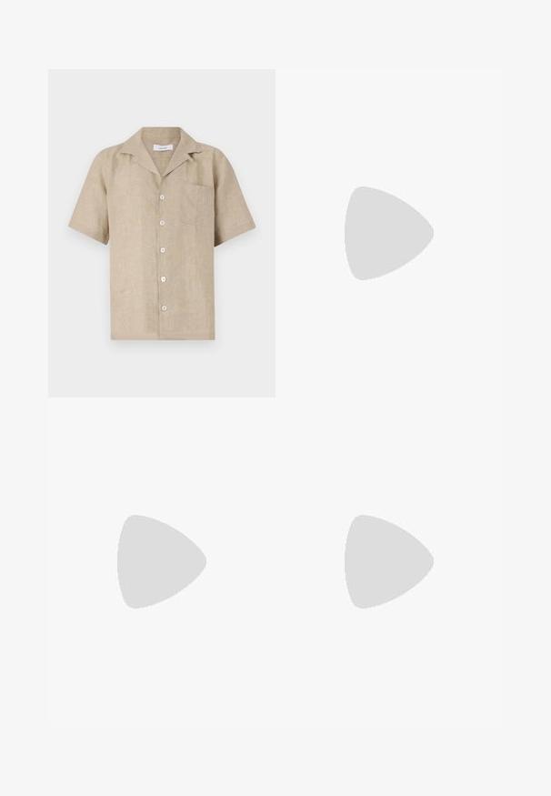 Koszula z krótkim rękawem z lnu w jasnym beżu, z kołnierzykiem, guzikami z przodu oraz kieszenią po lewej stronie klatki piersiowej. Teksturowany materiał o czystym designie.; Szerokie niebieskie dżinsy wykonane z denimu o wyblakłym wykończeniu. Posiadają pięć kieszeni, zapięcie na guzik z przodu oraz prosty krój.; Czarne skórzane mokasyny o gładkiej fakturze, zaokrąglonym nosku i dekoracyjnym pasku na przodzie. Niski, warstwowy obcas, minimalistyczny design.; Czarna torba na ramię z czarnymi skórzanymi uchwytami. Prosty design, pojemne wnętrze i gładka faktura. Bez widocznych logo ani wzorów.