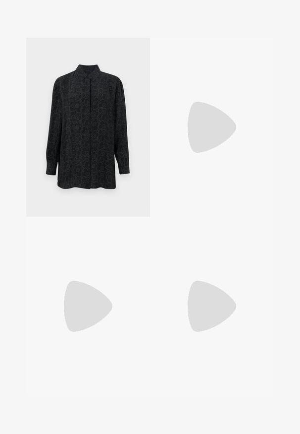 Schwarz langärmliges Hemd mit Kragen, das ein florales Umrissmuster in Dunkelgrau aufweist. Aus glattem Stoff mit einer lockeren Passform gefertigt.; Hellblaue Schlagjeans aus Denim, mit hoher Taille, Taschen und ausgefransten Säumen. Der Stoff hat eine verblasste Waschung und eine subtile Textur.; Graue, gestreifte, weit geschnittene Hosen aus einem glatten Material, kombiniert mit schwarzen Lederballetschuhen mit runder Spitze.; Calvin Klein PAPER BAG CROSSBODY  - Umhängetasche - antique white