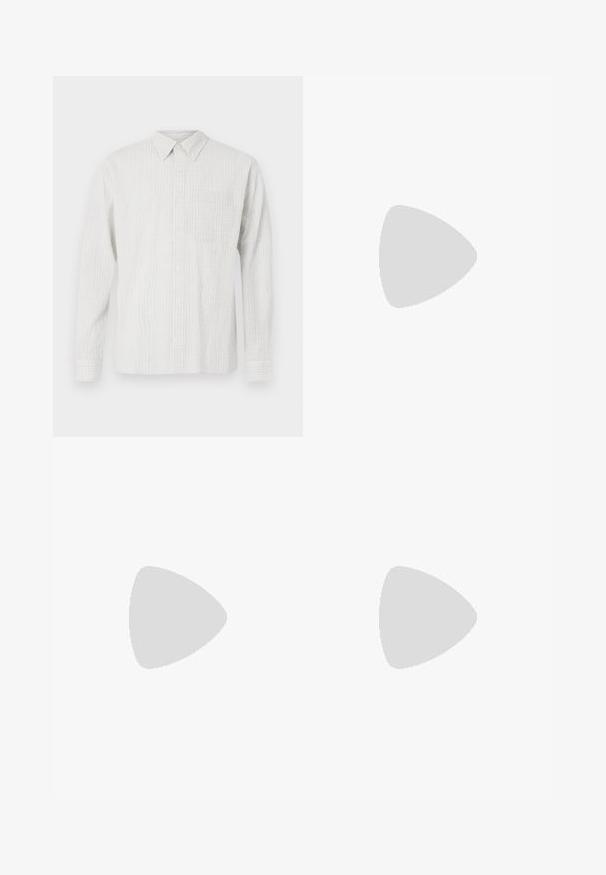 Chemise à manches longues boutonnée en gris clair avec un motif check texturé, une poche frontale et un col classique. Fabriquée en tissu tissé.; Levi's® Chino - canteen shady; Mocassins en daim marron avec un bout arrondi et une semelle noire en caoutchouc basse, présentant une sangle décorative et des détails de couture sur le dessus.; Sac à ordinateur en cuir marron avec une surface texturée, deux poignées supérieures, une bandoulière réglable et deux boucles à l'avant pour un détail supplémentaire.