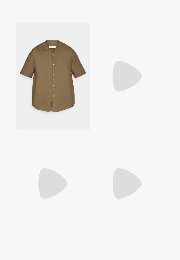 Pier One Hemd - olive; Schlanke Jeans aus ausgebleichtem grauem Denim, mit abgenutzten Details an den Knien, kombiniert mit weißen Sneakers. Glatte Textur, schlanker Schnitt.; Weiße Leder-Sneaker mit Perforationen, runder Zehenpartie, flacher Sohle und dicken Schnürsenkeln, mit sichtbar eingesticktem Swoosh-Logo und "AIR" an der Ferse.; Silberner Armbanduhr aus Edelstahl mit einem dunkelblauen Zifferblatt, metallischen Stundenmarkierungen und einem Datumsfenster bei 3 Uhr. Wasserdicht bis 50 Meter.