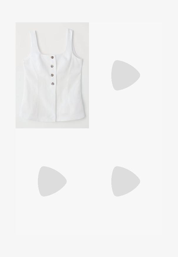 Top in lino bianco con scollatura quadrata, cinque bottoni metallici davanti e spalline larghe. Tessuto morbido e vestibilità sartoriale.; Pantaloni larghi marroni realizzati in un tessuto morbido, con chiusura frontale con bottone, due tasche anteriori e linee pulite e sartoriali.; Scarpa slingback in pelle nera con punta appuntita, con un dettaglio intrecciato e un design superiore plissettato. Suola piatta con hardware minimale.; Borsa a mano in pelle marrone con finitura texturizzata, design angolare e un manico superiore distintivo. Presenta un dettaglio a tracolla intrecciato con motivo.