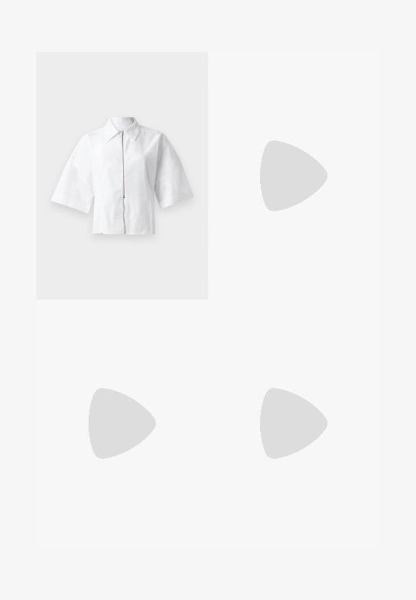 Witte blouse met korte mouwen, een kraag en een rits aan de voorkant. Glad textuur met een minimalistisch ontwerp, zonder patronen of accenten.; Zwarte satijnen broek met brede pijpen, voorzien van franjes langs de zijnaden en een platte tailleband aan de voorkant. Eenvoudige achterkant zonder zakken.; Zwarte gepatineerde leren hoge hak muiltjes met een spitse neus en een slanke silhouet, met een open achterkant en een slanke stilettohak.; Zwarte clutch met krokodillenpatroon en zilverkleurige hardware, vastgehouden tegen een gestructureerde grijze achtergrond. Heeft een glanzend oppervlak.; Rabanne XL LINK DOUBLE HOOP EARRING - Oorbellen - silver-coloured