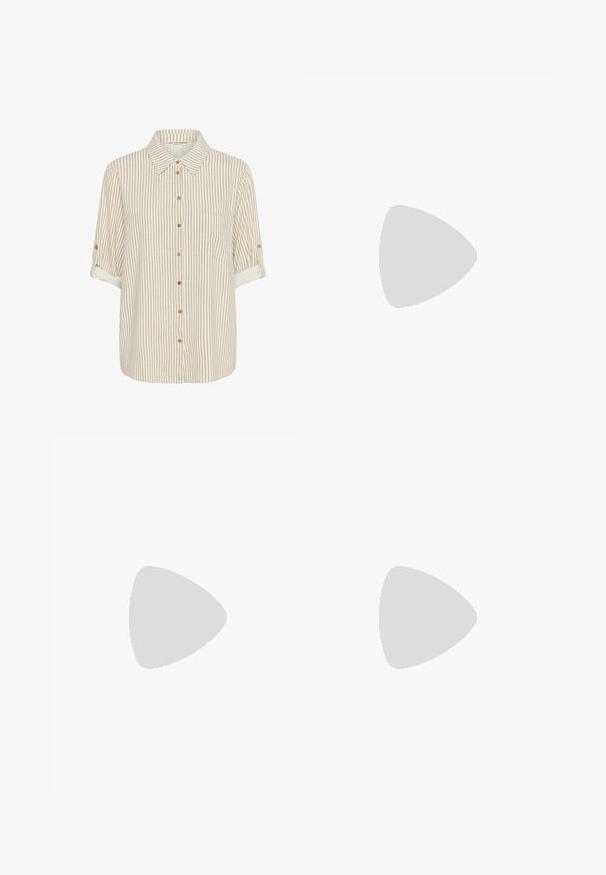 Košulja na dugmad u bež i krem prugama, lagani materijal, kratki rolani rukavi, detalj prednje džepa, drvene dugmadi.; Crne široke hlače od glatkog materijala, s klasičnim pojasom koji se zatvara dugmetom i prednjim naborima.; Crne lakirane kožne sandale s otvorenom petom i špicastim vrhom, s geometrijskom blok petom. Imaju elegantan, minimalistički dizajn i glatku teksturu.; Crna kožna torba s dugim ručkama, glatkom teksturom i strukturiranim oblikom. Ima prednju džep za dodatno pohranu.