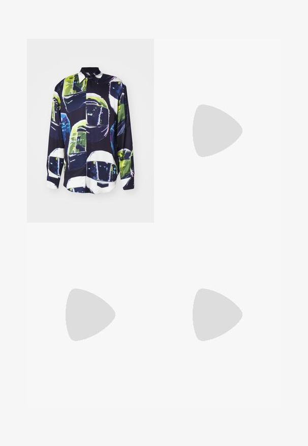 MSGM - Koszula; Szorty dżinsowe w ciemnoniebieskim kolorze, o luźnym kroju z paskiem w talii z metalowymi oczkami, wykończone kontrastowym przeszyciem i bocznym łańcuchem.; Czarne skórzane mokasyny o gładkiej fakturze, zaokrąglonym nosku i dekoracyjnym pasku na przodzie. Niski, warstwowy obcas, minimalistyczny design.; Czarne prostokątne okulary przeciwsłoneczne z ciemnymi soczewkami, grubą plastikową oprawą, złotymi akcentami na zausznikach oraz wygrawerowanym logo marki na ramieniu.