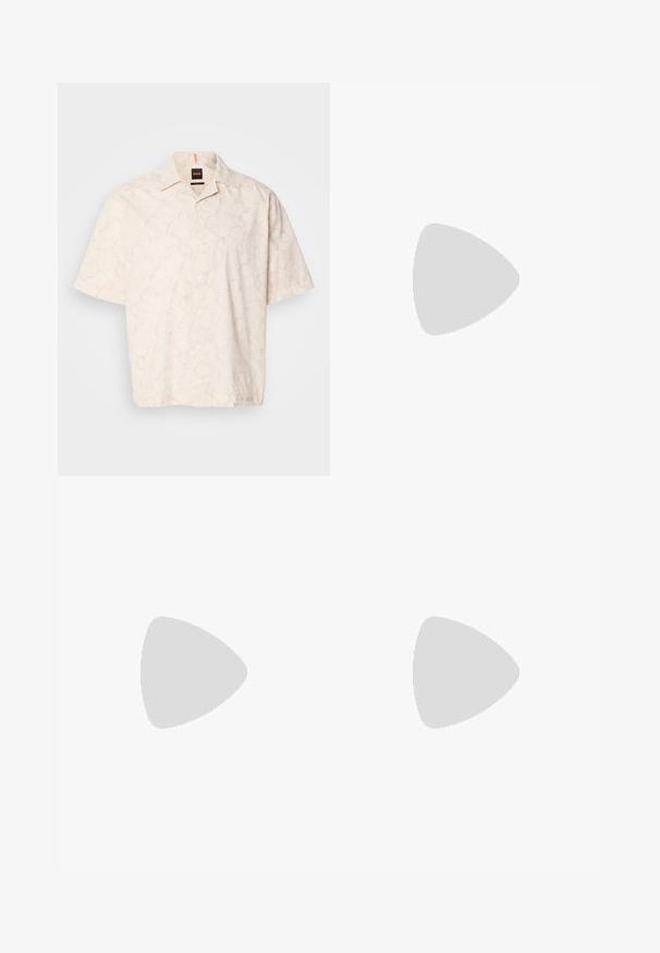 Camisa de manga curta, com botões, na cor bege clara com um padrão de mármore sutil, feita de tecido suave, apresentando um colarinho clássico e etiqueta no peito.; Calças caqui, mistura de algodão, design de pernas retas, pregas frontais, passantes para cinto e fecho com botão. Textura suave sem padrões.; Sapatos slip-on em camurça bege com ponta arredondada, costura mínima e sola de borracha. Textura suave com um discreto detalhe da marca no calcanhar.; Saco de tote em tela com alças de couro castanho e fundo azul-marinho. Apresenta uma alça ajustável e uma etiqueta de marcação na lateral.