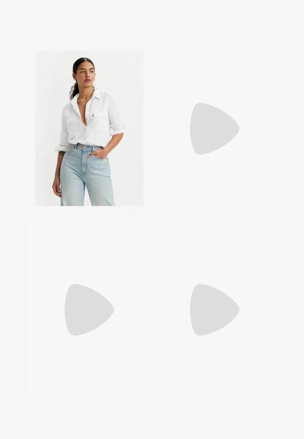 Weißes Hemd mit Knopfleiste, zwei Brusttaschen, aufgekrempelten Ärmeln und lässiger Passform, kombiniert mit hellblauen, hochgeschnittenen Jeans und minimalem Zubehör.; Braune Weite-Leg-Hosen mit einer glatten Textur, hoher Taille und Vorderfalten. Der Stoff ist leicht und fällt locker.; Weiße High-Heel-Sandale mit einem klobigen Absatz, die über ein Riemchendesign und ein Knöchelband verfügt. Glatte Textur mit einer Plattform vorne für zusätzliche Höhe.; Braune Leder-Tote mit glatter Textur, offenem Oberteil und zwei Schulterriemen. Verfügt über minimale Nähte und keine sichtbaren Beschläge.