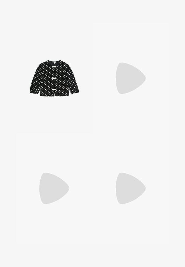 Cardigan noir à pois blancs avec trois nœuds blancs, manches ballons longues et encolure ronde. Tissu doux avec une texture lisse.; Pantalons fuselés noir et blanc avec un ajustement slim et des panneaux contrastés. Le tissu a une texture lisse ; la taille est plate et ajustée.; Sandales à plateforme en daim marron avec des doubles lanières, présentant une semelle texturée et un talon épais et galbé. Portées avec un pantalon en denim.; Lunettes de soleil surdimensionnées noires avec verres marron. Présentent des branches uniques à rayures vertes et rouges, ainsi que des accents en métal doré. Forme carrée.; Sac à main rayé noir et blanc avec une forme structurée, doté d'une poignée supérieur, d'une bandoulière en chaîne amovible et d'un accent logo métallisé.