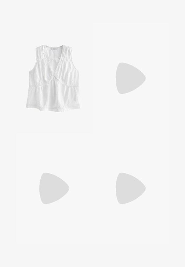 Next BRODERIE SLEEVELESS - REGULAR FIT - Bluza - white; Hlače širokih nogavica od kremaste tkanine s glatkom teksturom, s jednim prednjim gumbom, suptilnim plitvicama i visokim strukom.; Bijela sandala na visokoj potpetici s debelim petom, s remenom i vezanjem oko gležnja. Glatka tekstura s platformom sprijeda za dodatnu visinu.; Bijela torbica s teksturiranim završetkom, središnjim detaljem kopče i zakrivljenim oblikom. Rajsferšlusi sa svake strane.