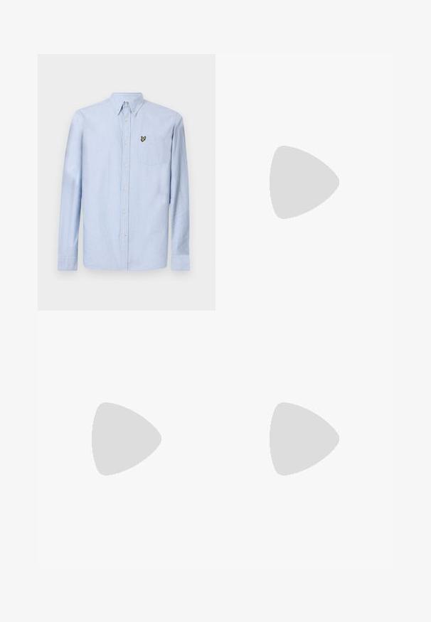 Camisa de manga larga azul clara con collar abotonado, bolsillo delantero y logotipo bordado. Fabricada en algodón texturizado.; Camisa de algodón blanca de manga larga con cuello redondo, aberturas laterales en la parte inferior y una textura suave, exhibida desde la parte de atrás.; Jeans de mezclilla azul claro con un diseño de pierna recta, cinco bolsillos, cierre de botón, ligeramente desgastados y detalles de costura en contraste.; Zapatilla blanca con parte superior de cuero liso y perfil bajo. Presenta una puntera redondeada, seis ojales y una suela de goma texturizada.