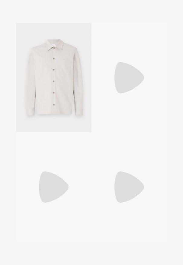 Lys beige skjorte med krave, lange ærmer, en brystlomme og tekstureret stof. Har seks knapper ned langs fronten.; Lys brun, stribet shorts med lige snit. Har en forrest lynlås, to sidelommer og en metalknaplukning.; Sorte læder loafers har en forhøjet søm, to dekorative remme på overdelen og en tyk struktureret sål for bedre greb.; Mørkeblå denim tote bag med to lodrette hvide "SAM SøE" tekstlogoer. Har brede håndtag og et simpelt, ustruktureret design.