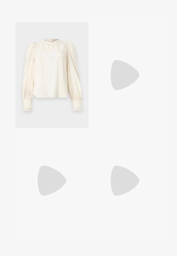 Blouse crème avec un col haut à volants, des détails en dentelle élaborés, un devant plissé et des manches bouffantes. Les poignets présentent des rayures verticales et une bordure en dentelle.; Jupe midi en tricot blanche présentant un motif texturé avec des lignes verticales et des découpes près de l'ourlet. Taille élastique. Matériau doux.; Ballerines en cuir noir avec un bout rond, texture lisse, détails de couture minimalistes et design de semelle flexible.; Sac à main en cuir marron avec une fermeture à rabat, des accents en métal doré, une bandoulière et une texture lisse. Forme rectangulaire compacte.