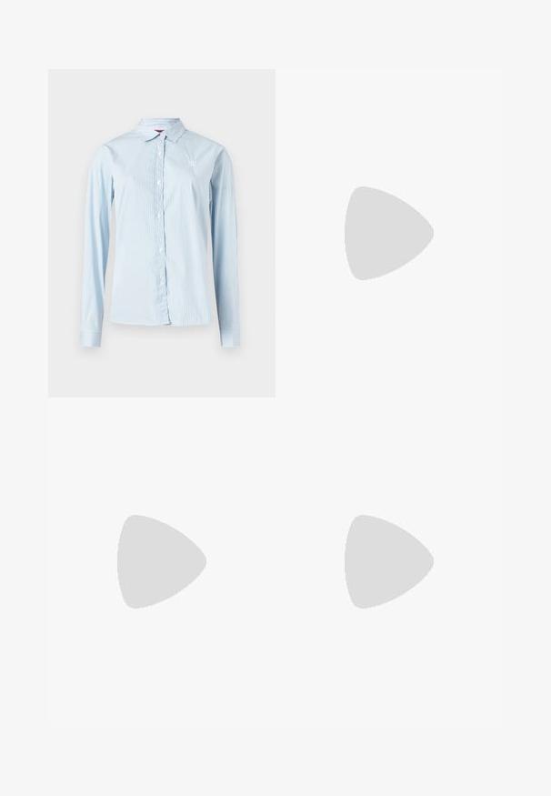 Ljusblå långärmad skjorta med vertikala vita ränder, knäppning framtill, spetsig krage och liten logotypdetalj på bröstet.; Svarta skräddarsydda byxor med rak benform, med en slät yta och skarpa veck fram. Ingen synlig hårdvara.; Svart läder slingback-hälar med spetsig tå, med en smal klack och en guldtonad detalj på den justerbara remmen. Slät textur.; Svart läderhandväska med en strukturerad design, som har en avskuren form, ett handtag upptill och guldiga detaljer. Justerbar axelrem ingår.