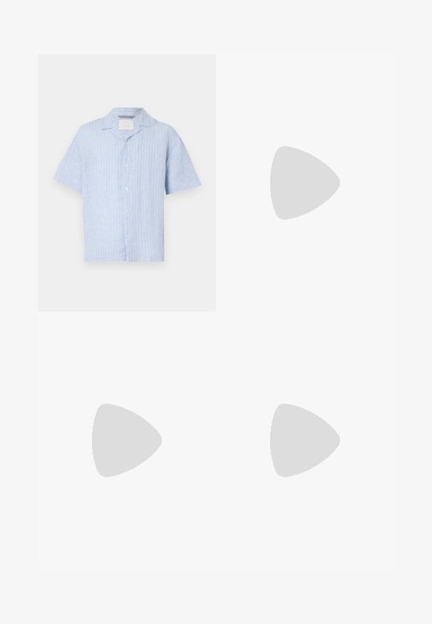 Camicia azzurro chiaro a maniche corte in lino con strisce bianche verticali, dotata di colletto a punta e cinque bottoni sul davanti.; Polo shirt nero a maniche corte con un motivo astratto testurizzato. Il colletto è piatto e leggermente aperto, migliorando il design rilassato.; Shorts in denim azzurro chiaro con taglio classico. Presentano cinque tasche, dettagli di cucitura arancione e orli a taglio vivo.; Mocassini in pelle nera con finitura liscia, punta arrotondata e cuciture decorative sulla tomaia. Tacco basso impilato e leggero lucido.