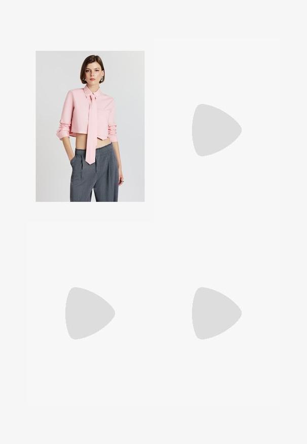 Calliope CAMICIA CROP CRAVATTA - Hemdbluse - rosa chiaro; Helle rosa weite Hose aus weichem Stoff, mit einem elastischen Bund und einem Kordelzug für eine verstellbare Passform.; Niedrig geschnittene Sneaker in Off-White mit einer strukturierten Oberseite, Netzpaneelen und kontrastierender beiger Gummisohle. Verfügt über dicke Schnürsenkel und minimale Markenkennzeichnung.; Rosa patentierte Handtasche mit schwarzem Logo und Griffen, die eine runde Form und einen Reißverschlussverschluss aufweist. Die glänzende Textur verbessert die Sichtbarkeit.