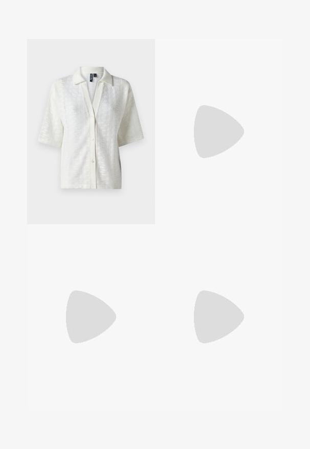 Hvid kortærmet skjorte med et struktureret strikket mønster, krave, og frontknaplukning. Fremstillet af letvægtsstof.; Sorte bukser med lige pasform, der har frontlommer og slidser i kanten. Lavet af blødt, glat stof. Velegnet til forskellige anledninger.; Sorte patenterede hælsandaler med firkantet tå, ankelremme og sølvspænder. Har en chunky blokHæl for stabilitet.; Sort læderhåndtaske med en buet form, aftagelig rem og guldfinish. Tasken har en klap med en spænde detalje.