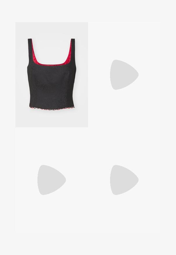 Schwarzes Crop-Top mit strukturiertem Muster, quadratischem Ausschnitt und roter Innenverkleidung. Besitzt einen dekorativen, mit roten und schwarzen Perlen verzierten Saum.; Weiße Baumwollhose mit geradem Bein, mittelhoher Taille und ohne sichtbare Beschläge oder Muster. Glatte Textur auf der gesamten Fläche.; Schwarzer Leder-Slingback-Schuh mit spitzem Zehenbereich, schlankem Absatz und goldfarbener Hardware-Akzent am Vorderfuß. Glatte Textur und strukturierte Form.; Schwarze Ledertasche mit strukturiertem Finish, ausgestattet mit zwei oberen Griffen, einem abnehmbaren Schultergurt und einem silbernen Verschlussdetail.