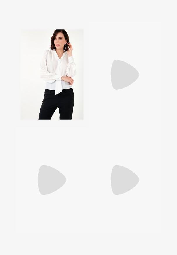 Blouse blanche et transparente avec des manches ballon, un nœud au col et des poignets boutonnés, associée à un pantalon noir. Texture lisse.; Pantalon en denim noir à jambes larges avec une taille haute, comprenant des poches avant et arrière, des coutures piquées et une fermeture à bouton. Texture lisse.; Bershka Sandales à talons hauts - black; Sac à main en cuir verni noir avec une forme incurvée, une bandoulière, des poches avant et des accents en métal argenté.