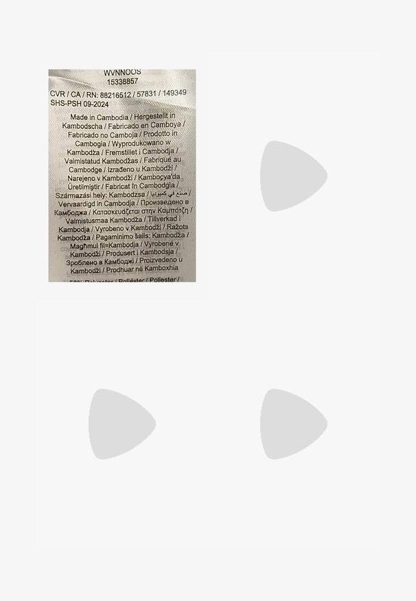 Etiketė su daugiaspalviu tekstu šviesiame audinių fone. Nurodo gamybos detales įvairiomis kalbomis; daugiausia teigia "Pagaminta Kambodžoje."; Juodos plačios kelnės iš denimo, turinčios struktūruotą juosmenį, diržo kilpas ir priekines kišenes. Lygus paviršius su klasikinio dizaino elementais.; Juoda odinė smailiagalė aukštakulnio bateliai su kulkšnies dirželiu ir storu kulnu. Lygus paviršius, elegantiškas dizainas ir minimalistiška estetinė. ; Juodas odinis tote krepšys su lygia tekstūra, stačiakampio formos ir dviem ilgais rankenomis. Matomų metalinių detalių ar puošybos nėra.