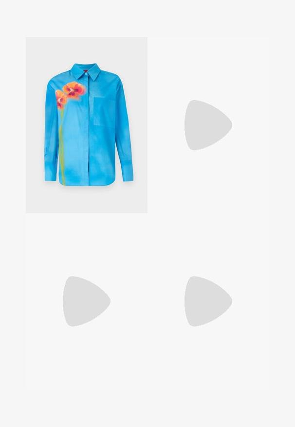 Svijetloplava košulja sa dugim rukavima od glatkog materijala. Sadrži uzorak narančastih cvjetova i džep na lijevoj strani.; Hlače širokih nogavica crne boje sa glatkom, mat teksturom. Ravan pojas bez vidljivih dodataka ili uzoraka. Jednostavan i elegantan dizajn.; Crne lakirane slingback cipele s oštrim vrhom, uskim potpeticama i suptilnim izrezom. Sadrže zlatnu kopču na traku.; Crna torbica od umjetne kože s teksturiranim završetkom, koja sadrži perlicu srebrnu detalj duž gornje ručke i lančanu naramenicu.