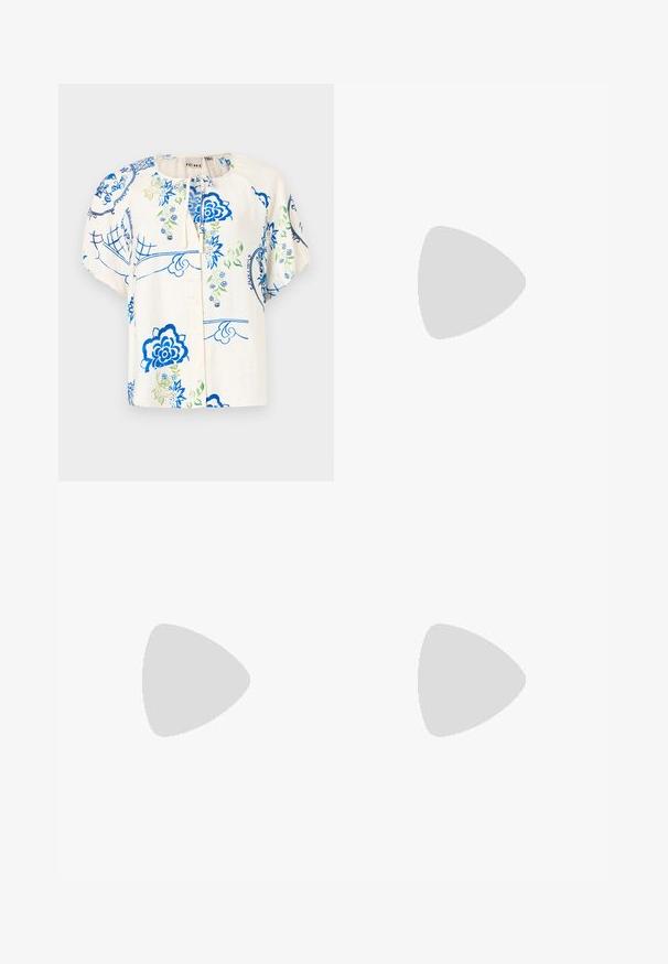 Blusa floreale con motivi blu e verdi su un tessuto crema. Maniche corte a sbuffo, scollatura rotonda e chiusura frontale con bottoni.; Pantaloni a zampa d'elefante in corduroy marrone con una texture a coste, dotati di vita alta, cinque tasche e chiusura con bottone frontale.; Sneaker bianco con tomaia in sintetico liscio, punta perforata, lacci piatti e suola testurizzata, esposto su una superficie di legno.; Borsa nera con forma strutturata, texture liscia e una chiusura metallica. Abbinata a pantaloni neri larghi e sandali open-toe su un pavimento in legno.