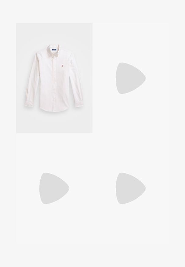Cămașă cu mânecă lungă, de culoare deschisă, cu dungi, guler cu nasturi și un mic logo brodat. Material din bumbac cu o textură fină.; Pantaloni negri cu un design față plisată, fabricați dintr-un material neted. Prezintă un închidere cu nasture și brâuri; croială dreptă.; Adidași negri din suede cu șireturi albe și trei dungi albe. Au un logo circular negru pe limbă și o talpă din cauciuc de tip gumă.; Ochelari de soare cu ramă metalică, dotati cu lentile ovale verzi. Ramă subțire din metal argintiu și ușițe negre. Design minimalist, fără logo-uri vizibile.
