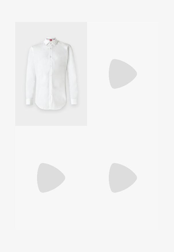 Camicia bianca a maniche lunghe con bottoni, realizzata in cotone. Presenta un colletto classico, bottoni frontali e un orlo curvo. Design semplice e senza fronzoli.; Pantaloni neri a gamba dritta con una texture liscia, caratterizzati da due pieghe frontali e una vita piatta. Senza hardware visibile né dettagli decorativi.; Mocassini neri in pelle con punta arrotondata, dettaglio di cucitura rialzata sulla tomaia e suola piatta in gomma. Texture liscia, design classico.; Cartella in pelle blu scuro con doppio manico superiore e tracolla removibile. Presenta una finitura texturizzata, cuciture verticali e dettaglio del logo.