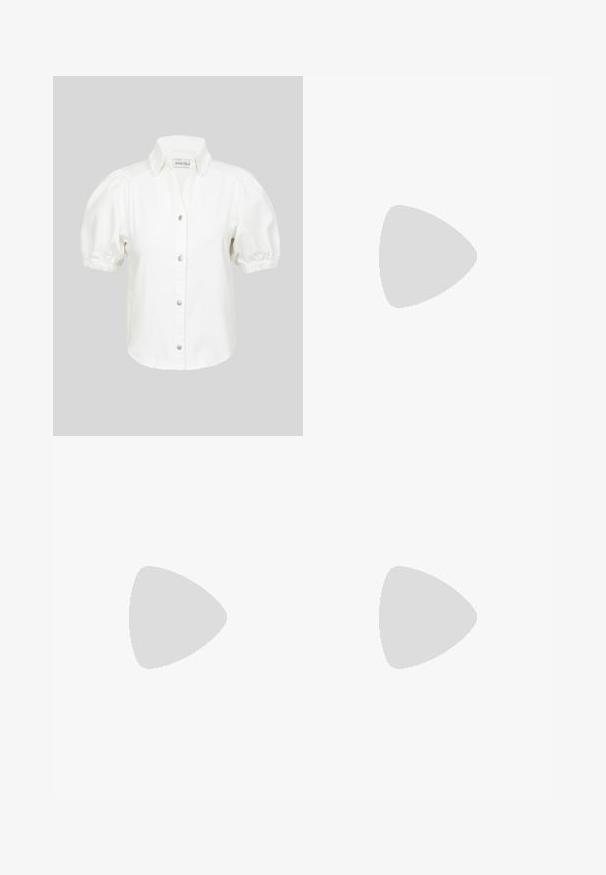 Blusa branca de mangas curtas com mangas bufantes, com fecho à frente por botões e gola. Feita de um tecido suave com uma textura lisa.; Vestido vermelho com mangas curtas volumosas em tule, corpete ajustado, saia ampla e fecho nas costas. Feito de um tecido texturizado com um acabamento suave.; Sandal de salto alto prateado metálico com biqueira aberta, apresentando três tiras finas sobre o pé e uma tira no tornozelo com fivela.; Bolsa de mão metálica dourada com uma textura suave, apresentando um fecho em aba triangular. A mão que a segura tem unhas bem cuidadas.; Brinco de argola prateada com acabamento polido, apresentando pequenos detalhes em dourado e uma forma redonda, usado na orelha.