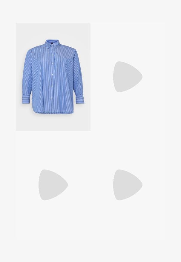 Tommy Hilfiger Curve CRV ESS POPLIN EASY FIT - Overhemdblouse - blue; Wide-leg jeans in donkerblauwe denim. Voorzien van vijf zakken, riemlussen en een rauwe zoom onderaan met zichtbare stikseldetails.; Zwarte sandaal met bandjes, vierkante teen en een lage blokhak. Voorzien van meerdere dunne bandjes en een verstelbare enkelband. Gemaakt van zacht leer.; Bruine leren schoudertas met een gebogen vorm, gouden hardware en een gespaccent. Bevat een afneembare schouderriem.