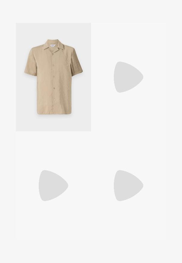 Bežová košeľa s krátkym rukávom vyrobená z ľahkej tkaniny, s gombíkovým zapínaním vpredu, klasickým golierom a mierne textúrovaným povrchom.; Tmavohnedé nohavice na mieru s prednými skladmi, pútkami na opasok a zapínaním na gombík v oblasti pásu.; Béžové semišové tenisky s okrúhlou špičkou, šnurovaním vpredu a textúrovaným zadným akcentom. Biela gumová podrážka poskytuje kontrast. Jednoduchý a moderný dizajn.; Čierne obdĺžnikové slnečné okuliare s tmavými sklami, s charakteristickým tvarom a značkou na ramene. Nosí ich osoba v zelenej košeli.