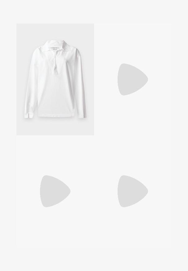 Polo shirt bianco a maniche lunghe in cotone. Presenta un ampio colletto e una mezza zip. Tessuto liscio con vestibilità comoda.; Pantaloni sportivi marroni realizzati in tessuto morbido con una vestibilità rilassata, dotati di strisce laterali bianche e un logo ricamato sull'orlo inferiore sinistro.; Infradito bianchi con suola textured e due cinghie sottili. Le cinghie sono lisce con un branding sottile. Nessun motivo o accento aggiuntivo.; Occhiali da sole cat-eye neri con lenti scure, montatura in plastica, stanghette sottili e una leggera marca sulla parte interna del braccio. Finitura opaca.