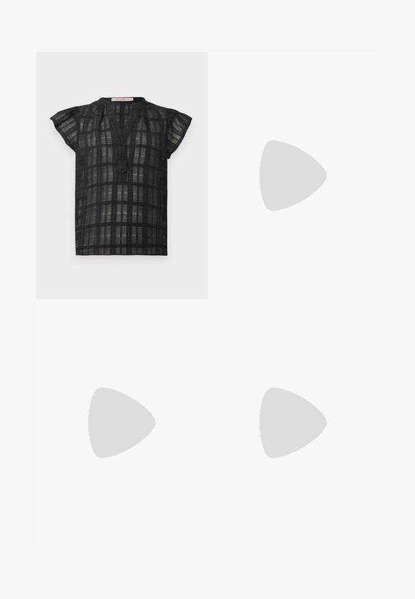 Svart kortermet bluse med v-hals, knappet front og rutete mønster. Laget av gjennomsiktig materiale med subtil tekstur og detaljer.; Svart plissert skjørt med høy, elastisk midje. Laget av myk stoff, med vertikale folder for en flytende silhuett.; Sorte lakk lær slingback hæler med spiss tå, et avrundet utskjæringsdesign og blokkheel. Har en gulltone spenne som detalj.; Svart håndveske med strukturert form, jevn tekstur og metallisk lås. Kombinert med brede svarte bukser og sandaler med åpen tå på tregulv.
